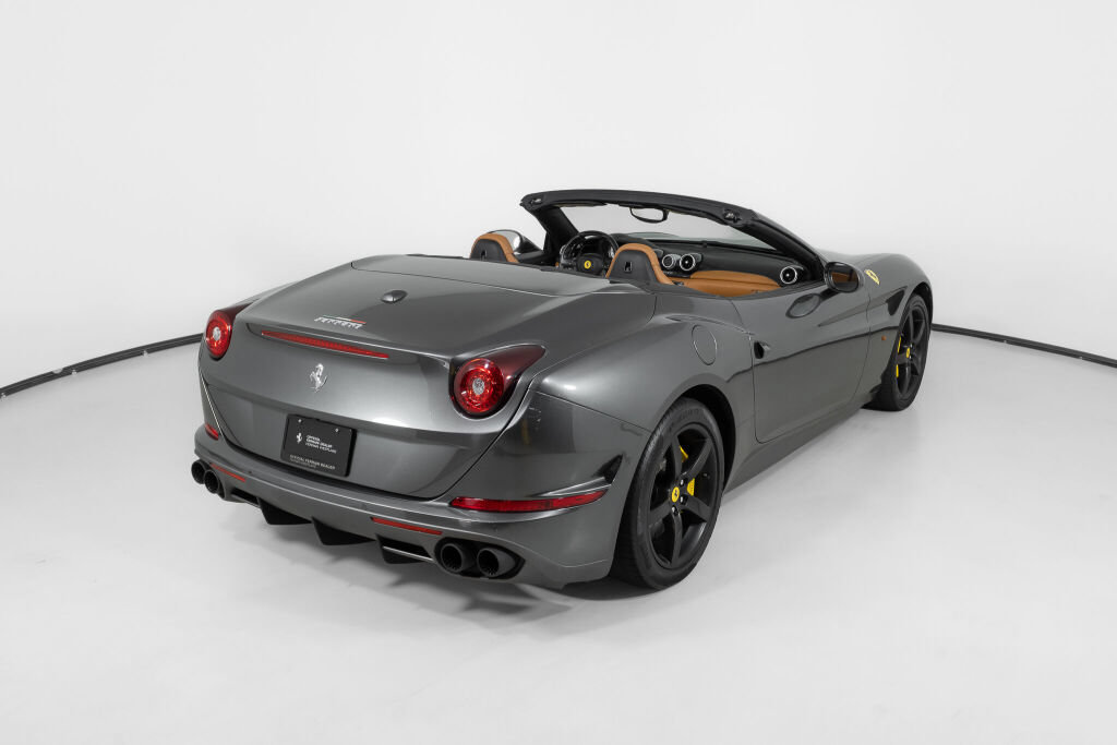 Used 2016 Ferrari California T RWD image 9