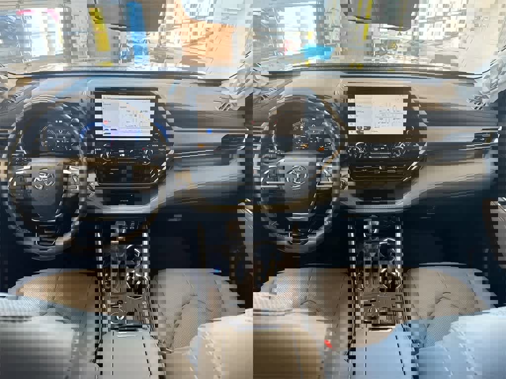 Used 2023 Toyota Highlander Limited image 16