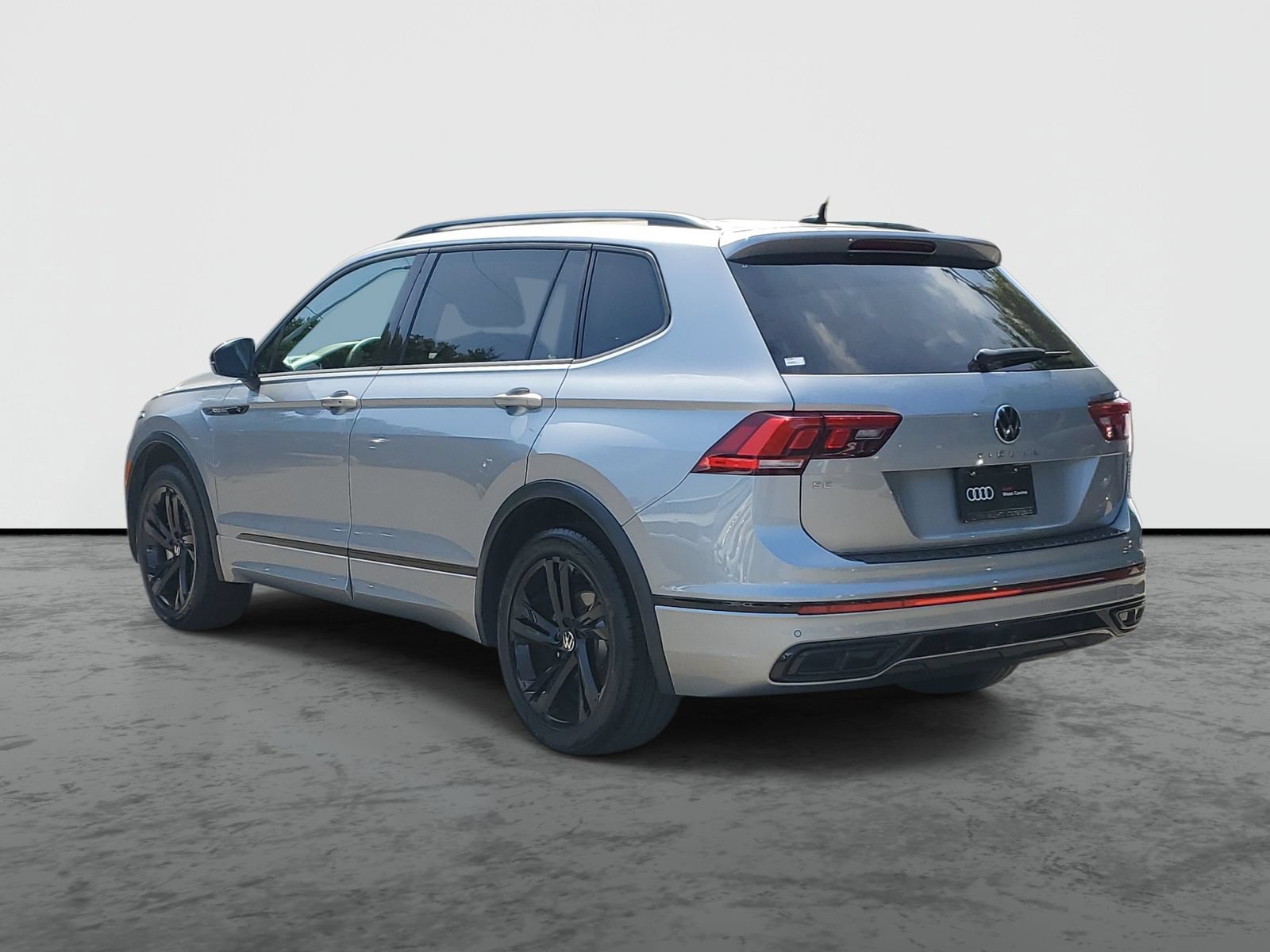 Used 2023 Volkswagen Tiguan SE R-Line FWD image 3
