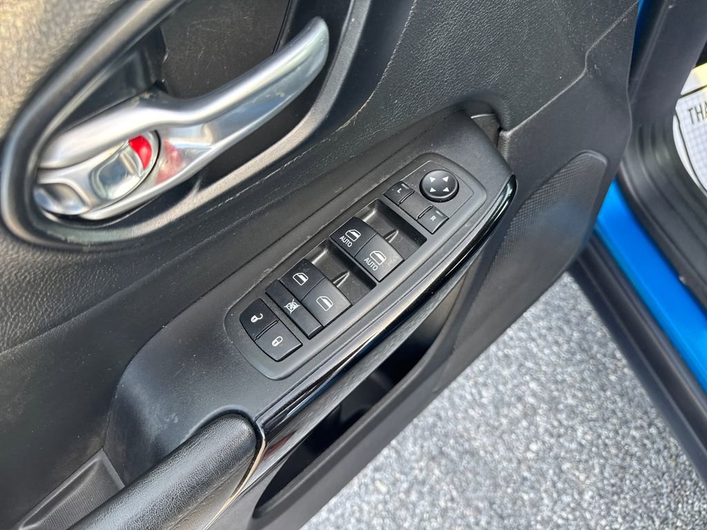 Used 2021 Jeep Cherokee Latitude Plus AWD/4WD image 12