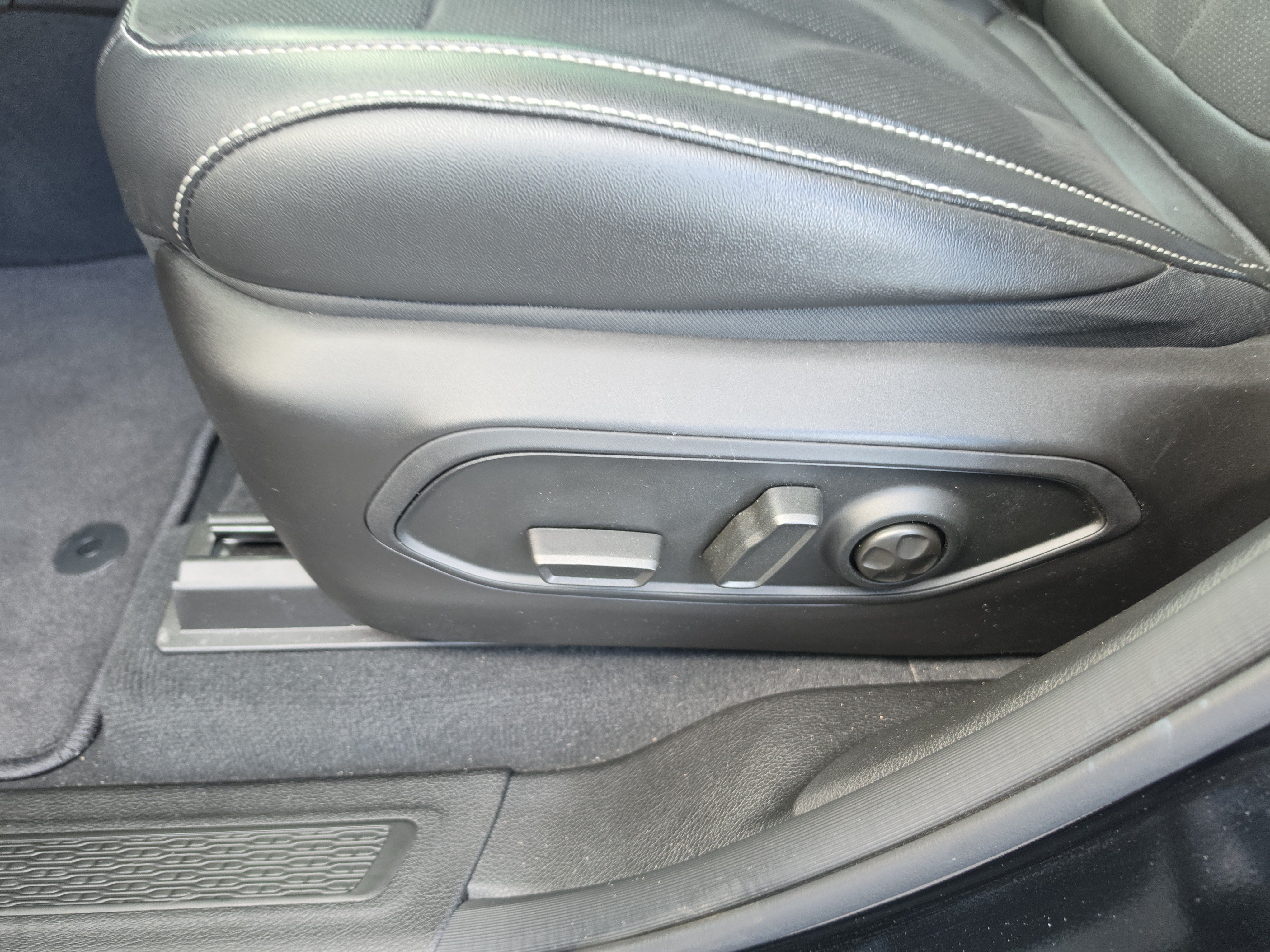 Used 2024 Jeep Grand Cherokee Altitude AWD/4WD image 17