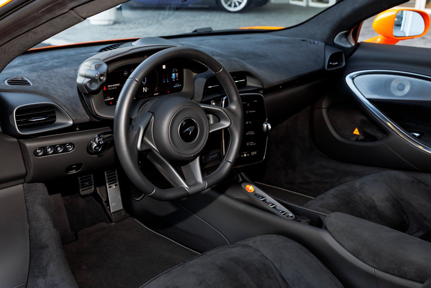 Used 2025 McLaren Artura RWD image 39