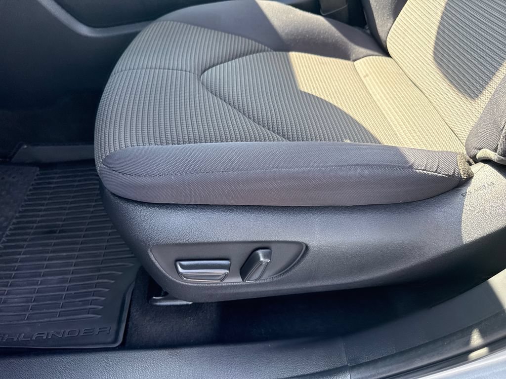Used 2023 Toyota Highlander L FWD image 11