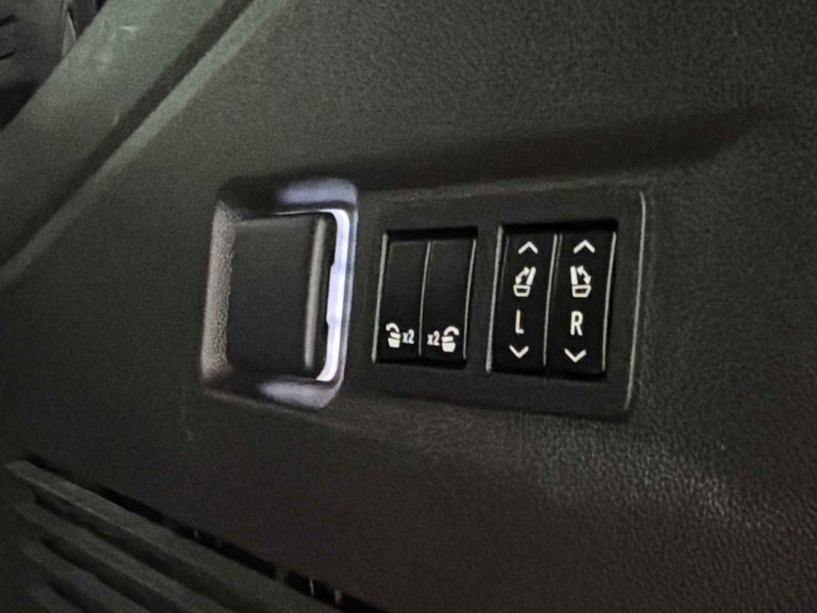 Used 2021 GMC Yukon XL Denali AWD/4WD image 12