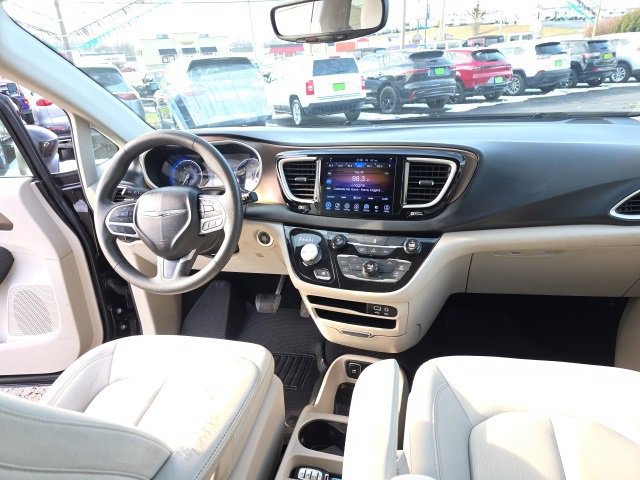 Used 2017 Chrysler Pacifica Touring image 41