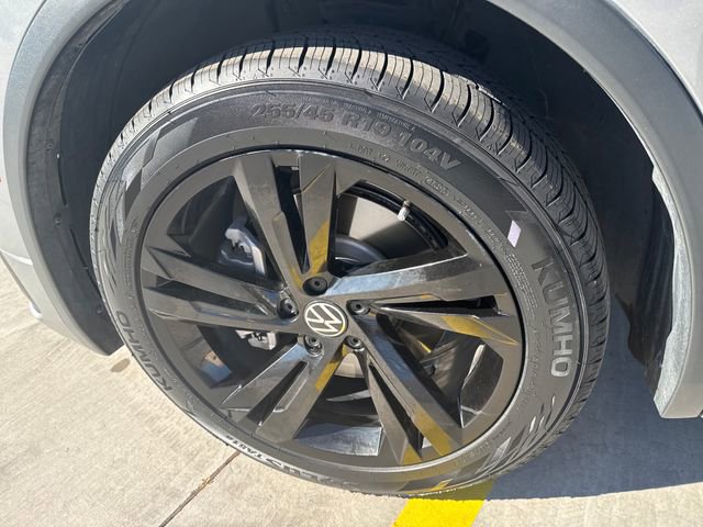 Used 2024 Volkswagen Tiguan SE R-Line image 18