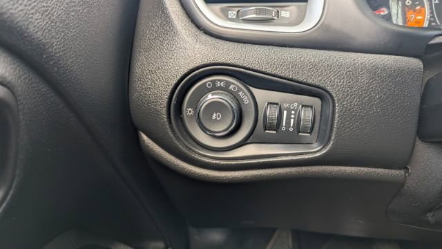 Used 2018 Jeep Renegade Latitude image 30