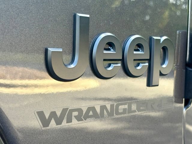 Used 2025 Jeep Wrangler Unlimited Sahara AWD/4WD image 16