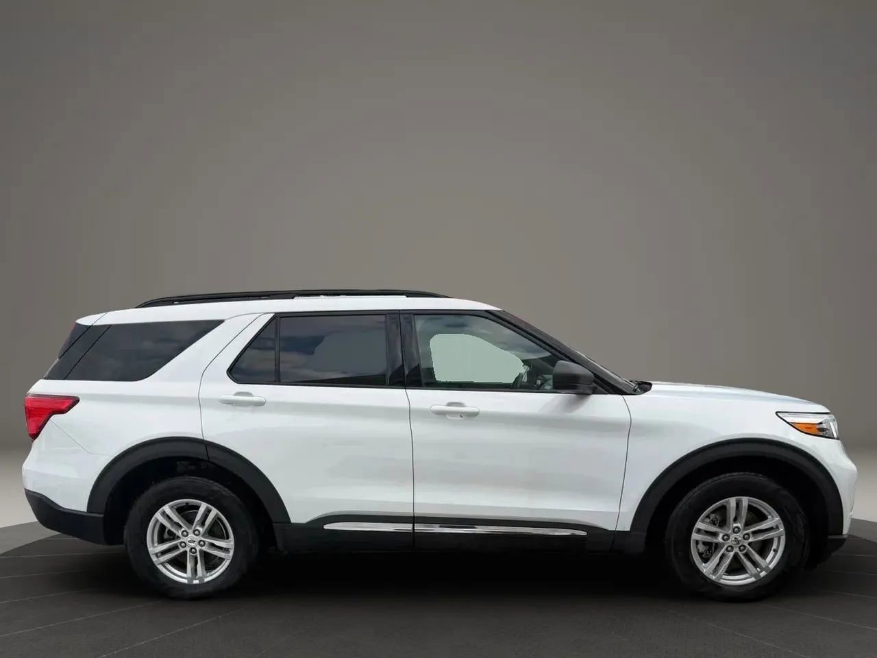 Used 2020 Ford Explorer XLT w/ Comfort Package image 4