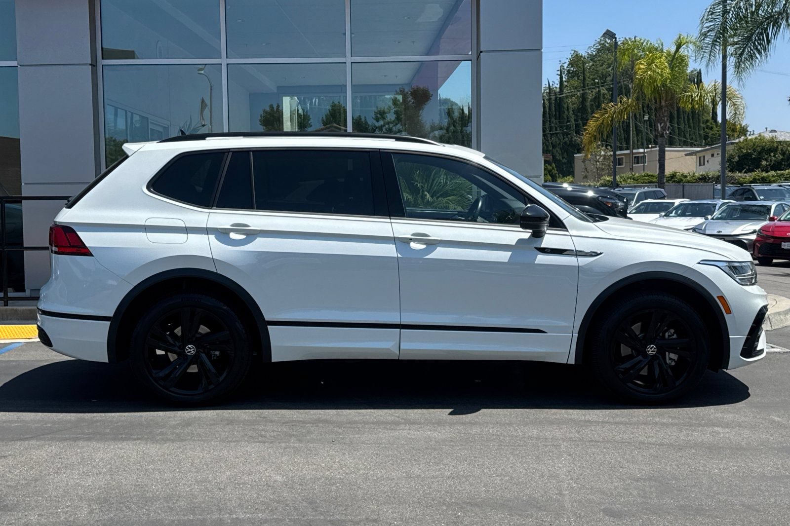 Used 2023 Volkswagen Tiguan SE R-Line FWD image 4