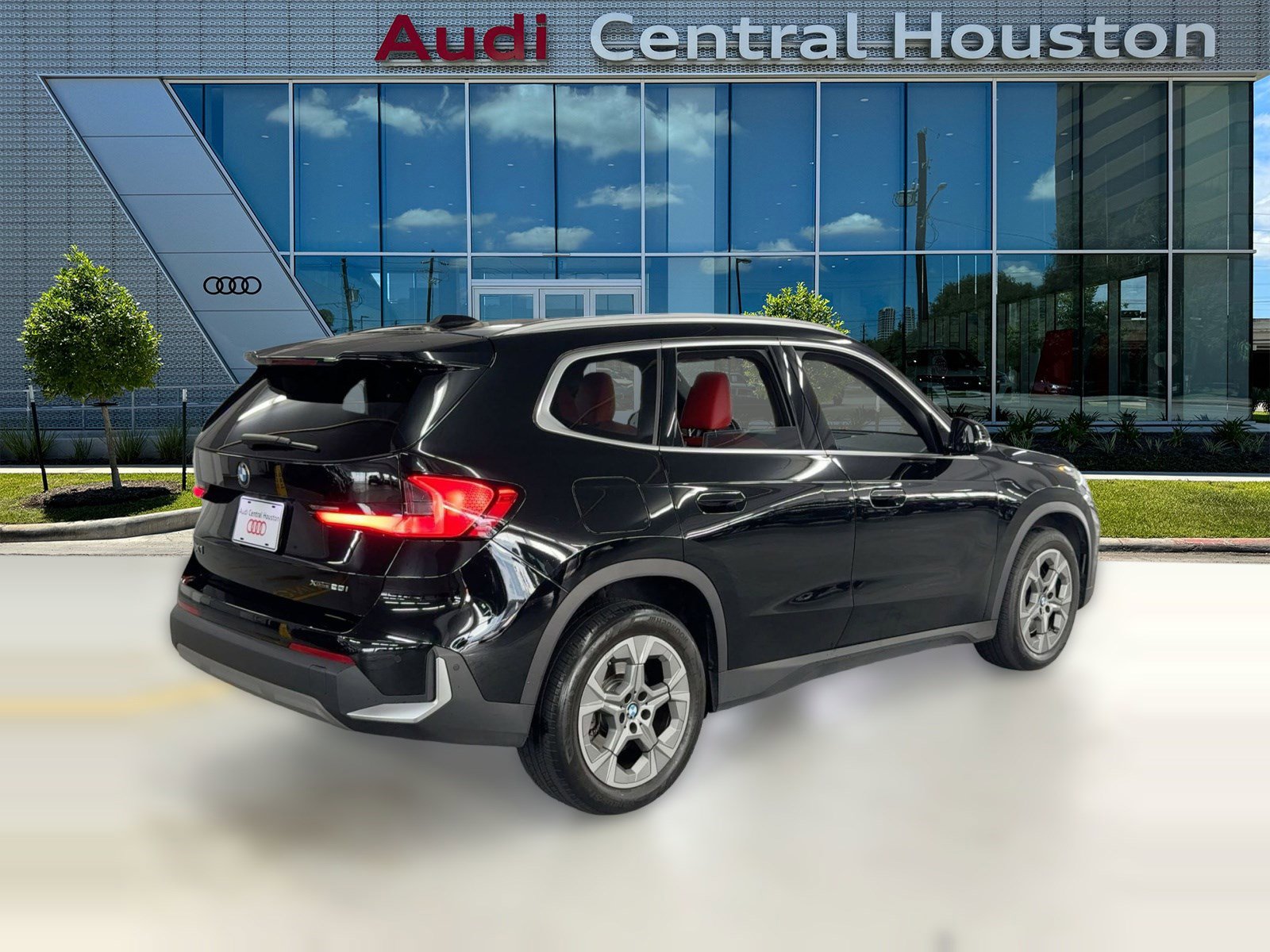 Used 2023 BMW X1 xDrive28i w/ Convenience Package image 9