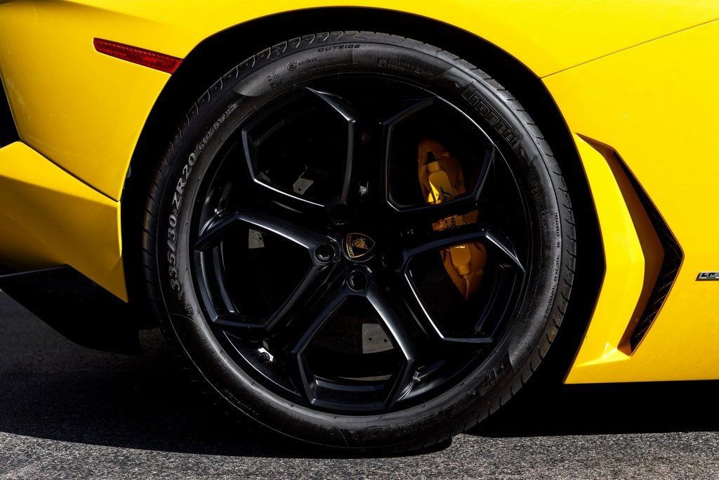 Used 2014 Lamborghini Aventador image 17