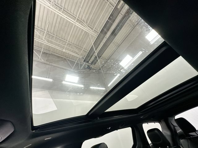 Used 2025 Chrysler Pacifica Limited FWD image 17