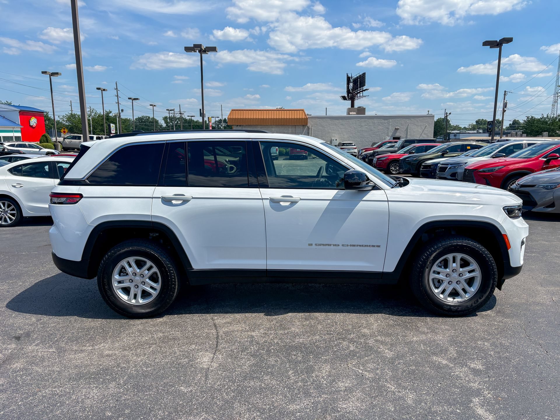 Used 2023 Jeep Grand Cherokee Laredo w/ Luxury Tech Group I AWD/4WD image 18