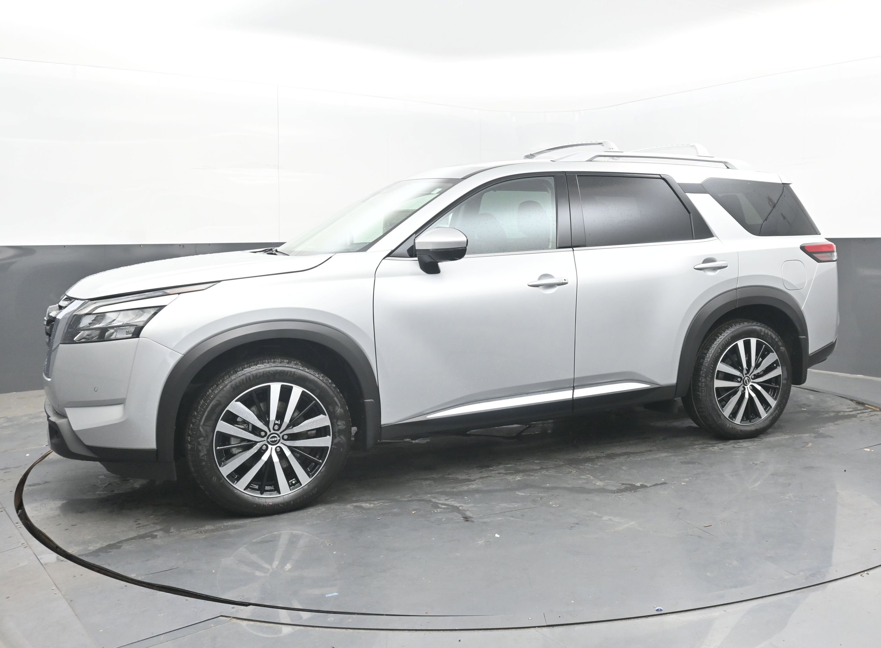 New 2025 Nissan Pathfinder Platinum w/ Cargo Package image 4