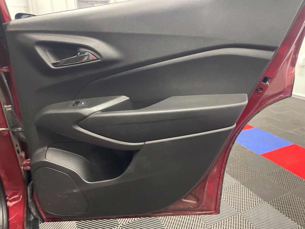 Used 2024 Chevrolet Trax RS w/ Sunroof Package FWD image 19