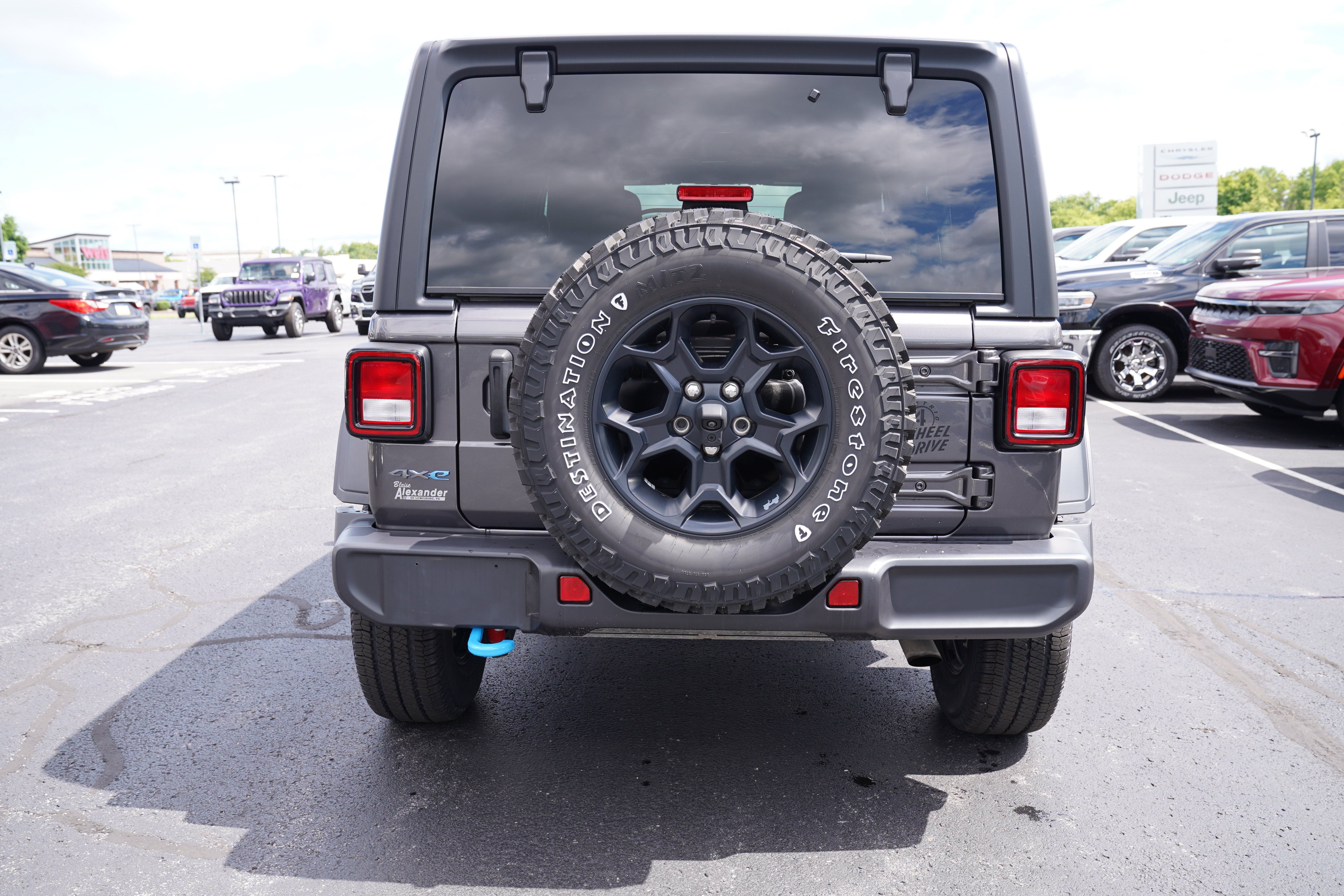 Used 2023 Jeep Wrangler Unlimited w/ Cold Weather Group AWD/4WD image 5