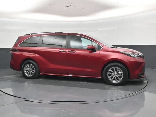 Used 2025 Toyota Sienna XLE FWD image 30