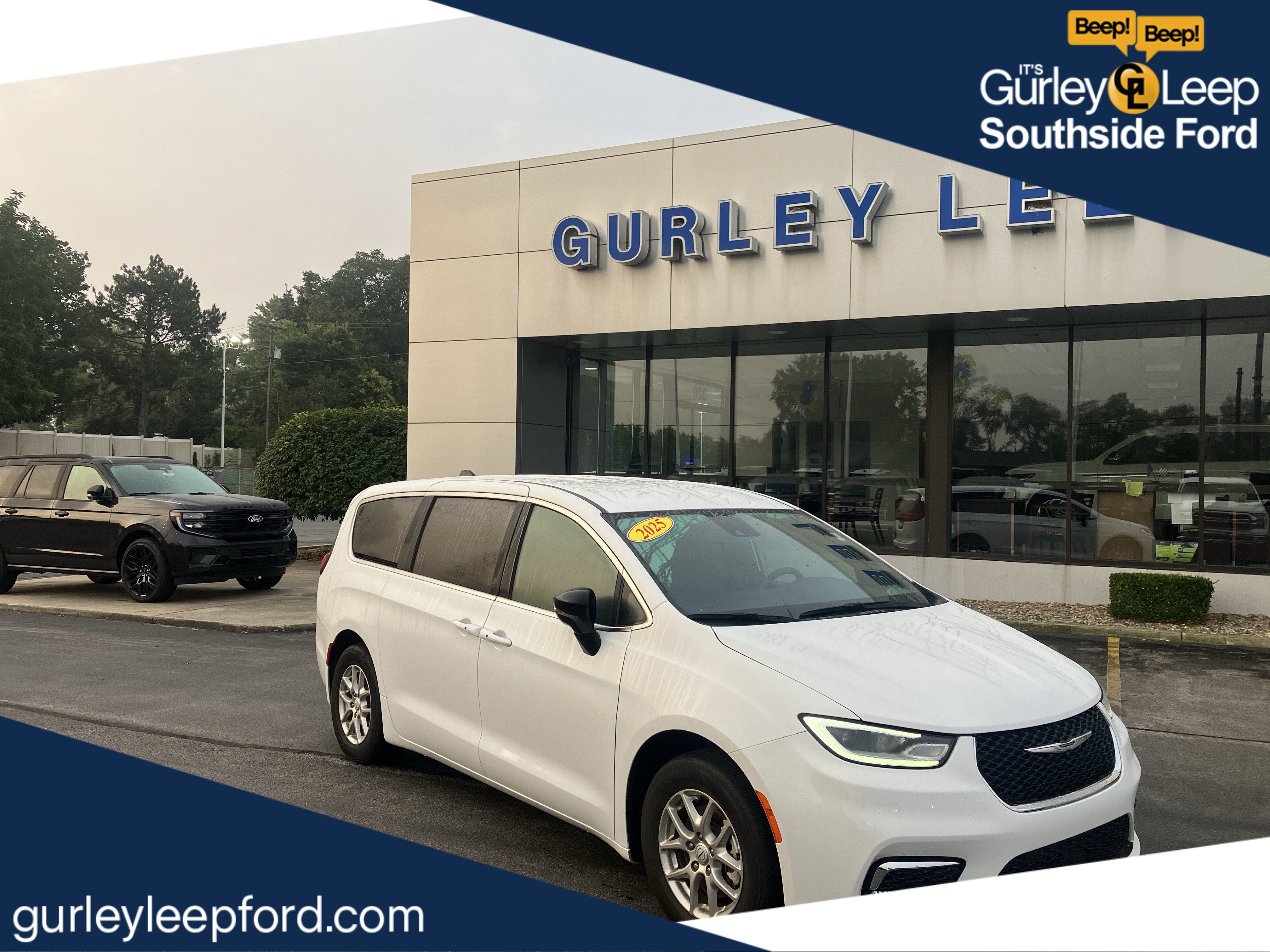 Used 2025 Chrysler Pacifica Select