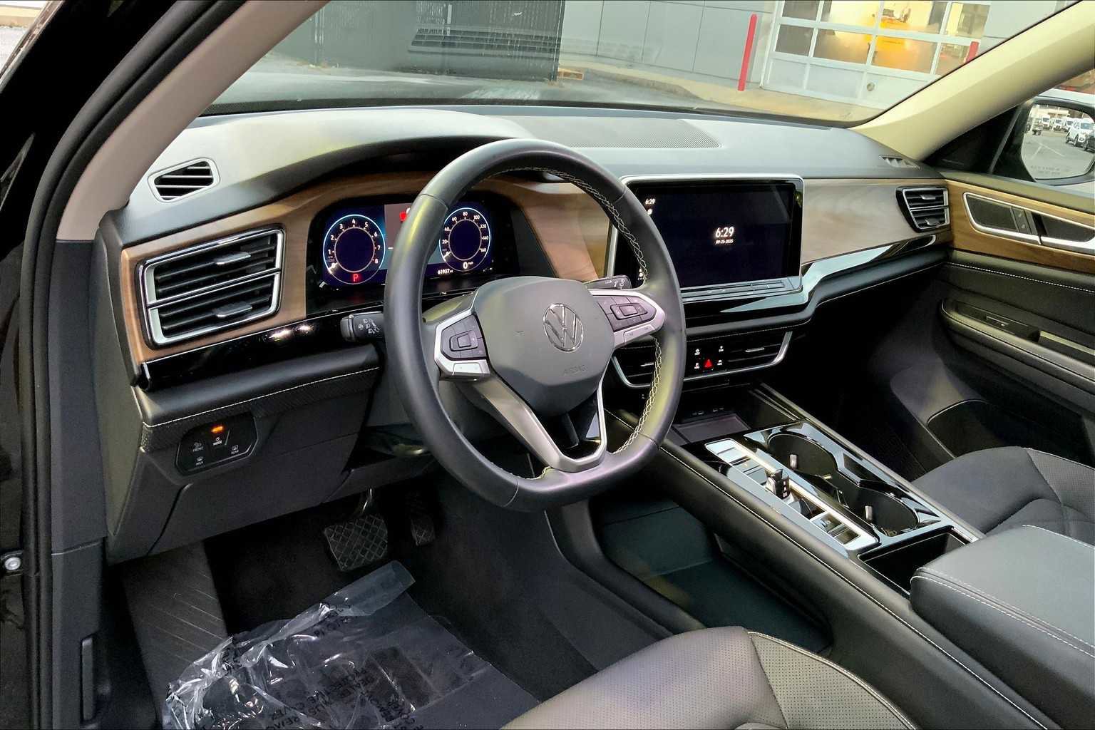 Used 2024 Volkswagen Atlas SE image 16