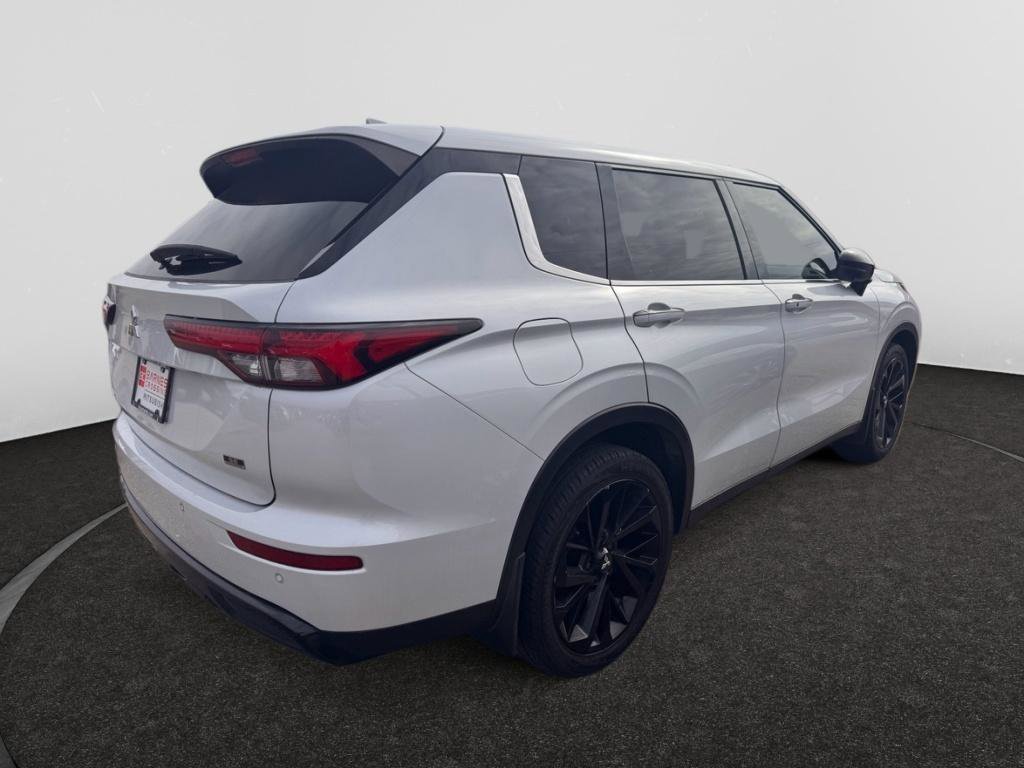 Used 2023 Mitsubishi Outlander SE Black Edition image 6