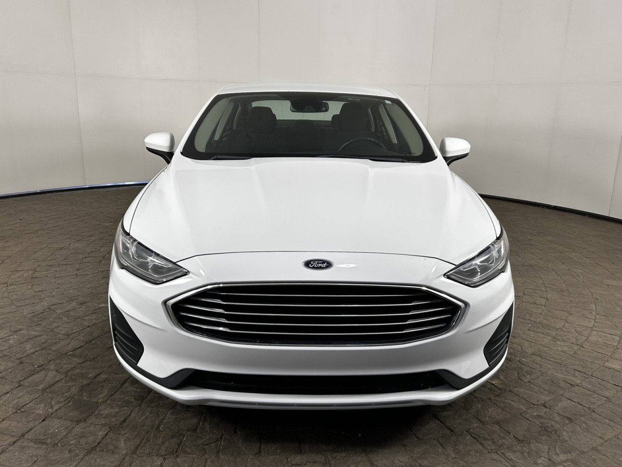 Used 2019 Ford Fusion SE FWD image 2