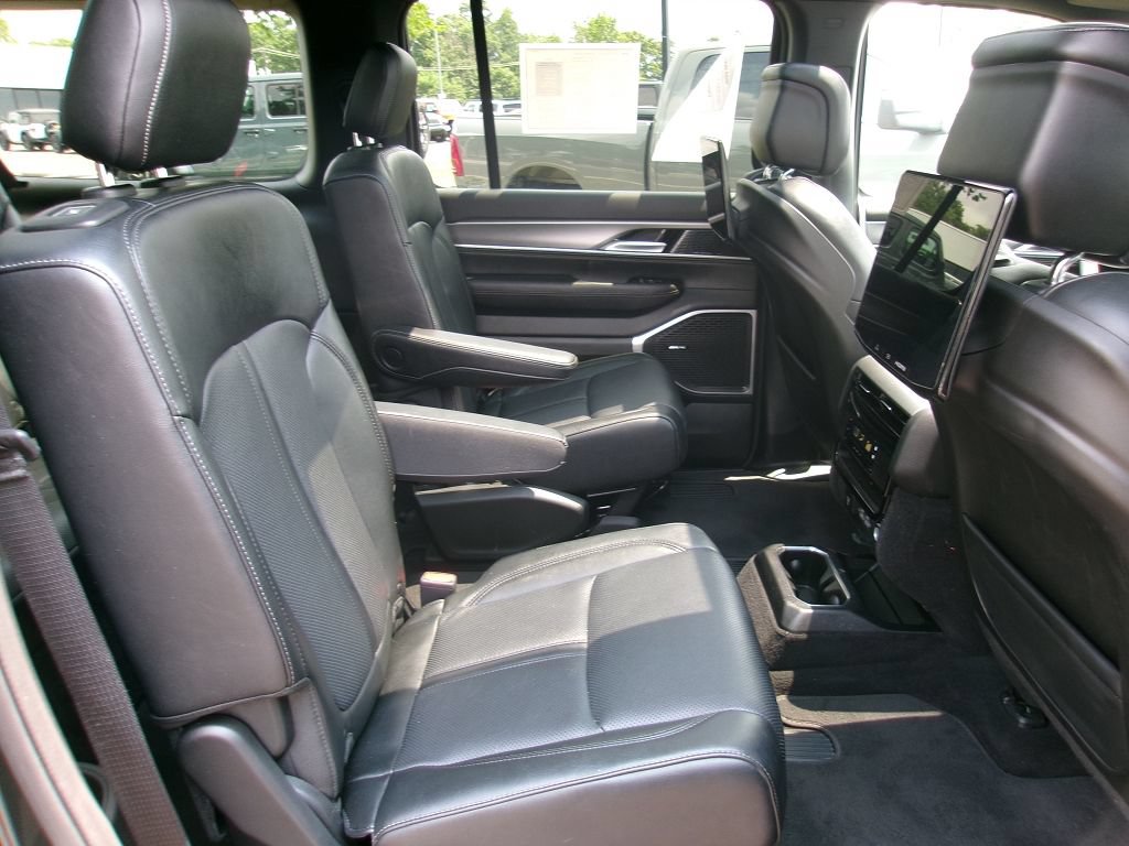 Certified 2024 Jeep Wagoneer L Series II AWD/4WD image 10