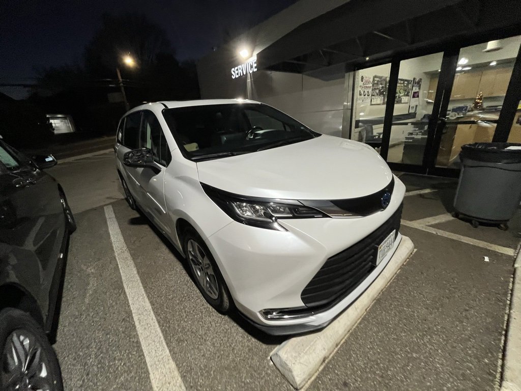 Used 2022 Toyota Sienna XLE
