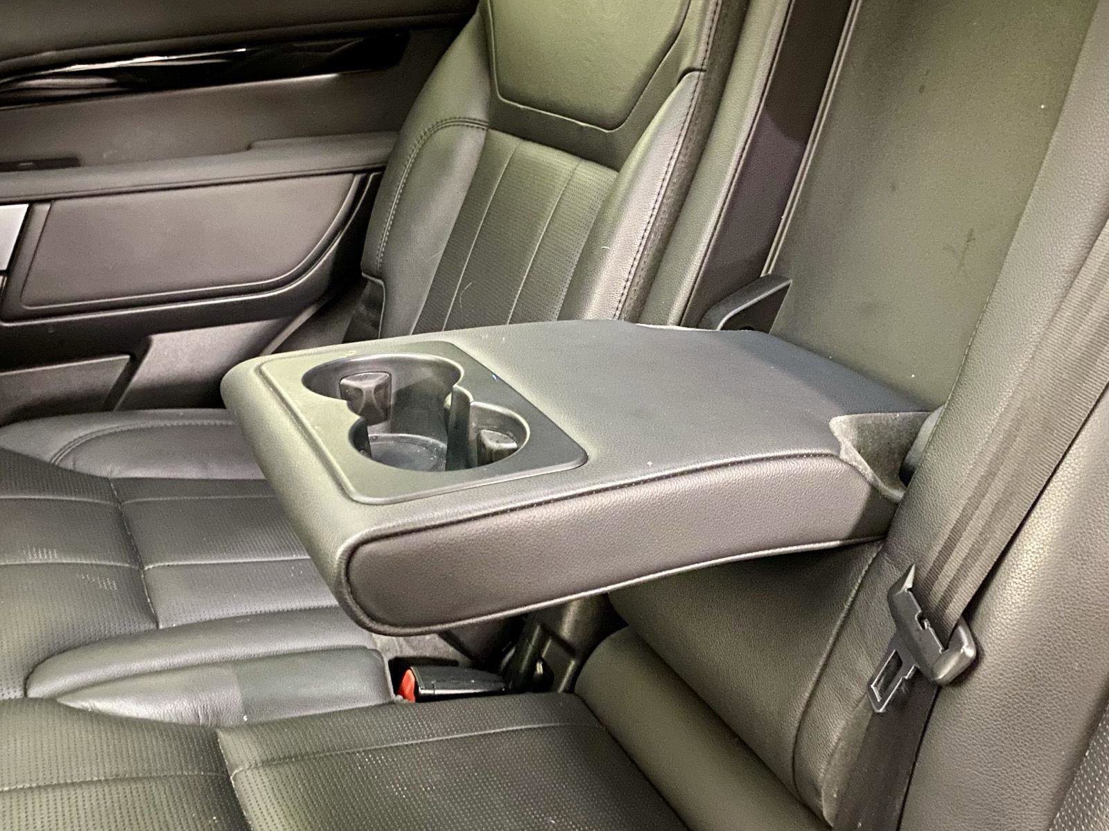 Used 2019 Land Rover Discovery SE AWD/4WD image 15