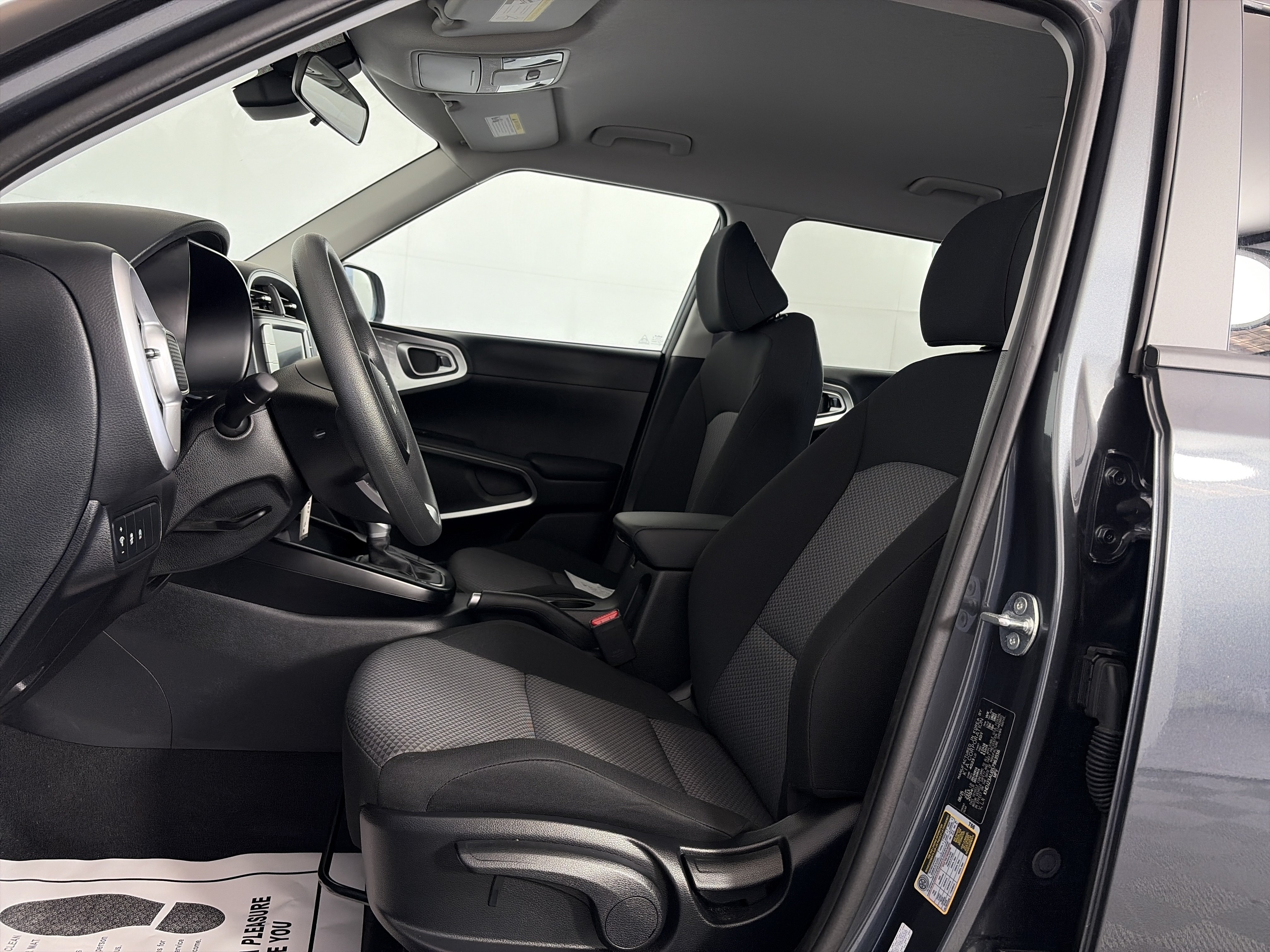 Used 2025 Kia Soul LX w/ LX Technology Package FWD image 6