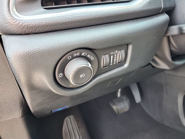 Used 2025 Chrysler Pacifica Limited FWD image 29