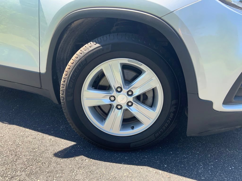 Used 2020 Chevrolet Trax LT w/ Sun & Sound Package FWD image 27
