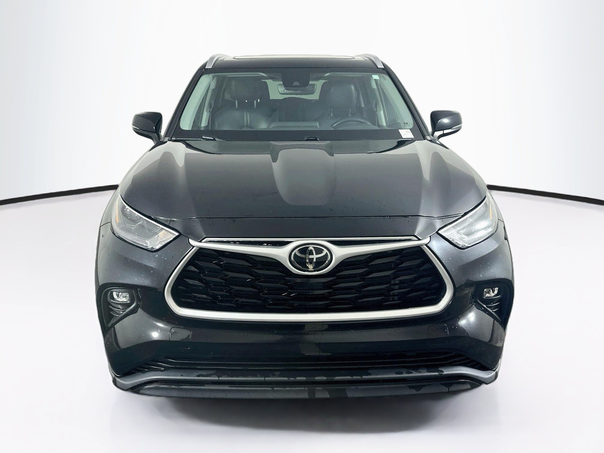 Used 2022 Toyota Highlander XLE FWD image 2
