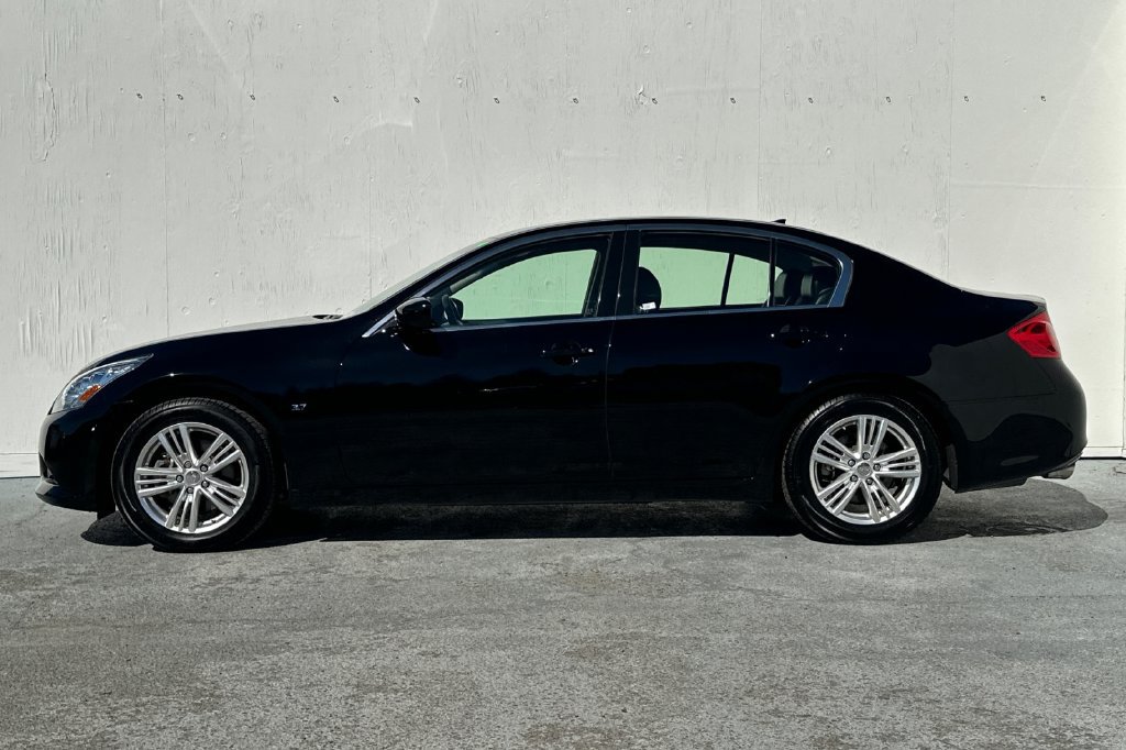 Used 2015 INFINITI Q40 w/ Navigation Package RWD image 6