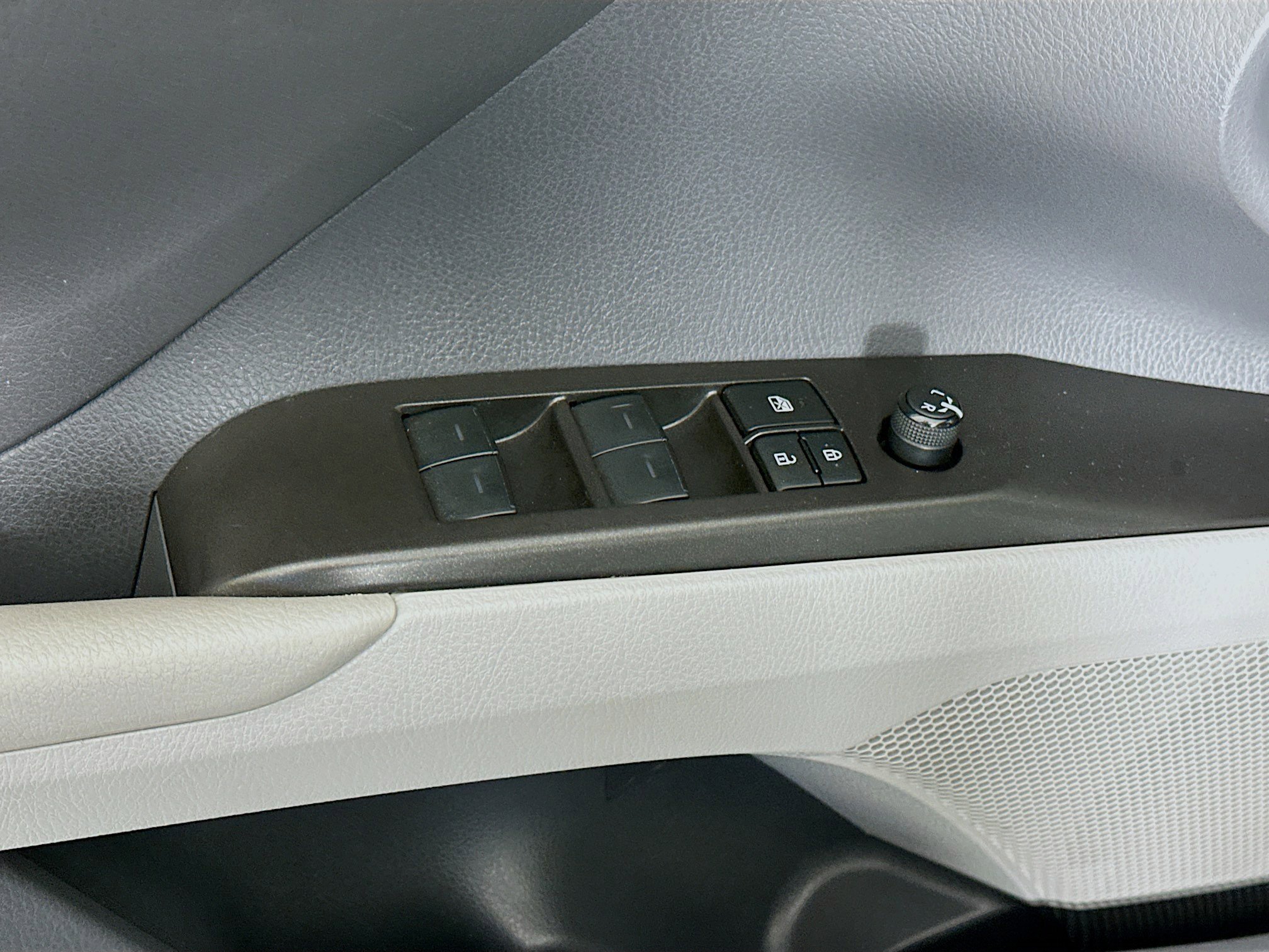 Used 2024 Toyota Camry SE image 15