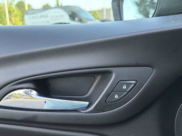 Used 2021 Chevrolet Equinox LT FWD image 17