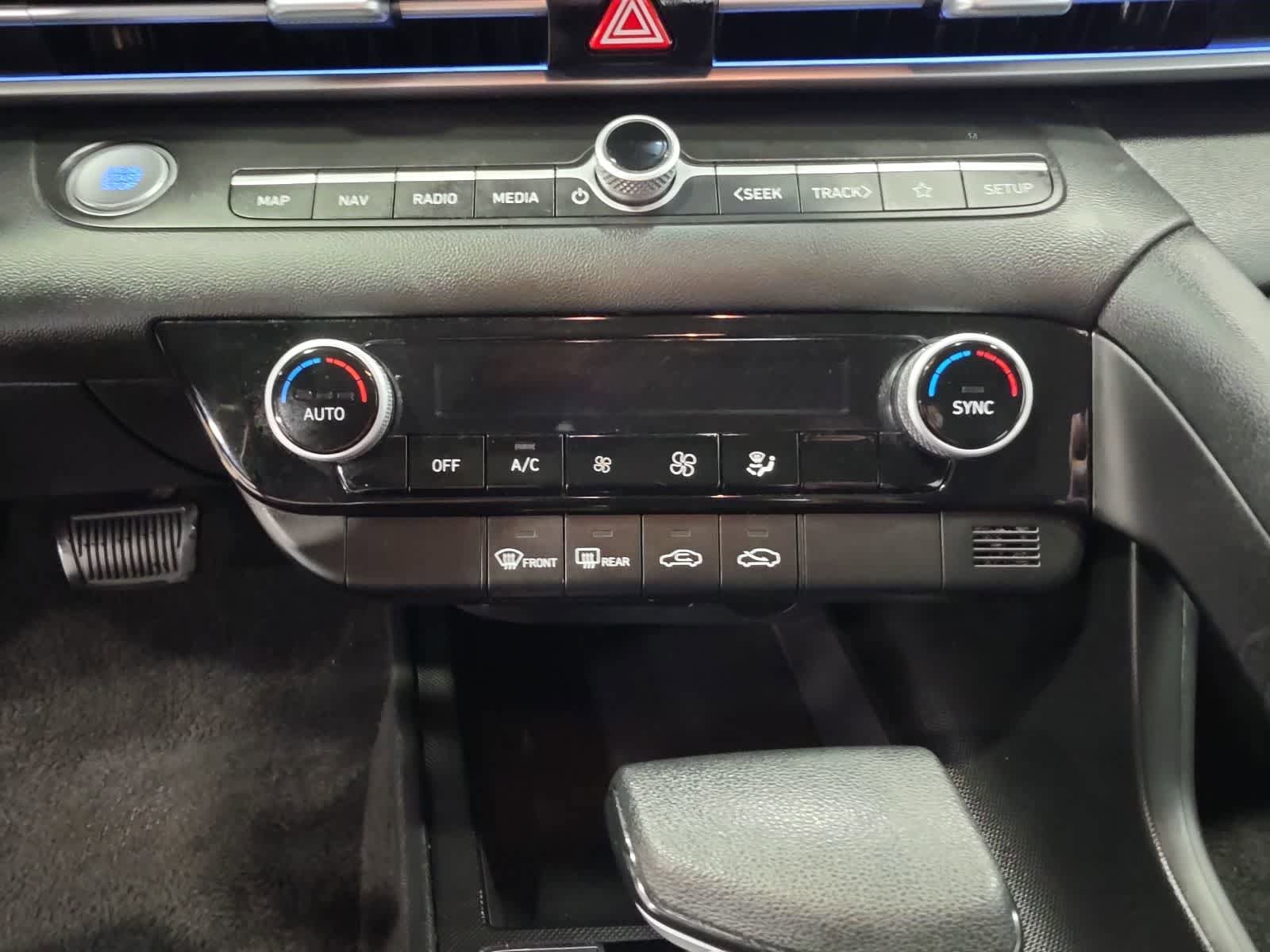 Used 2024 Hyundai Elantra SEL FWD image 21