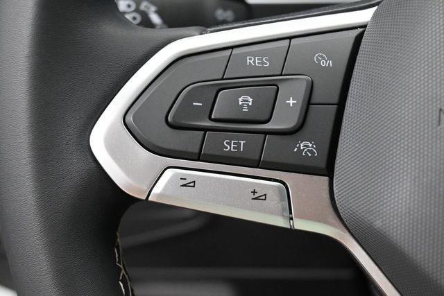 Used 2023 Volkswagen Tiguan SE w/ Panoramic Sunroof Package FWD image 17