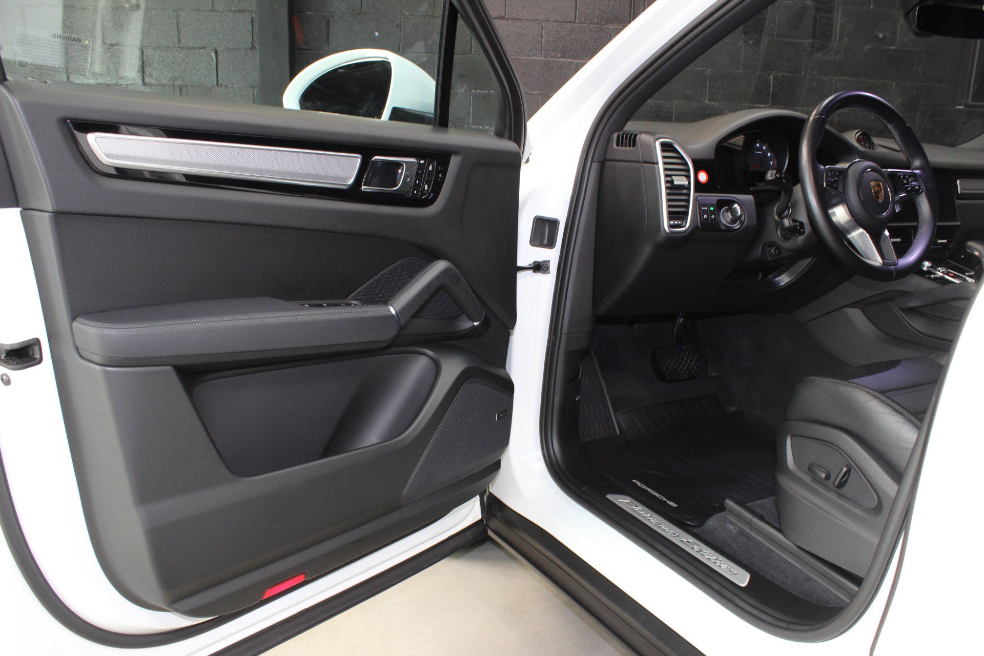 Used 2022 Porsche Cayenne Platinum Edition AWD/4WD image 32