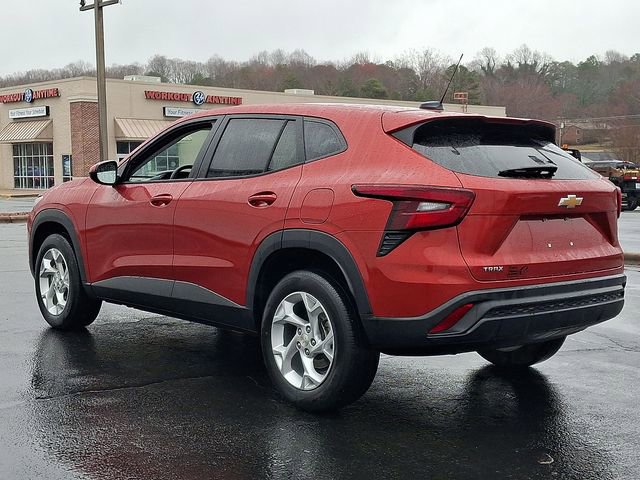 Used 2024 Chevrolet Trax LS w/ LS Convenience Package image 4