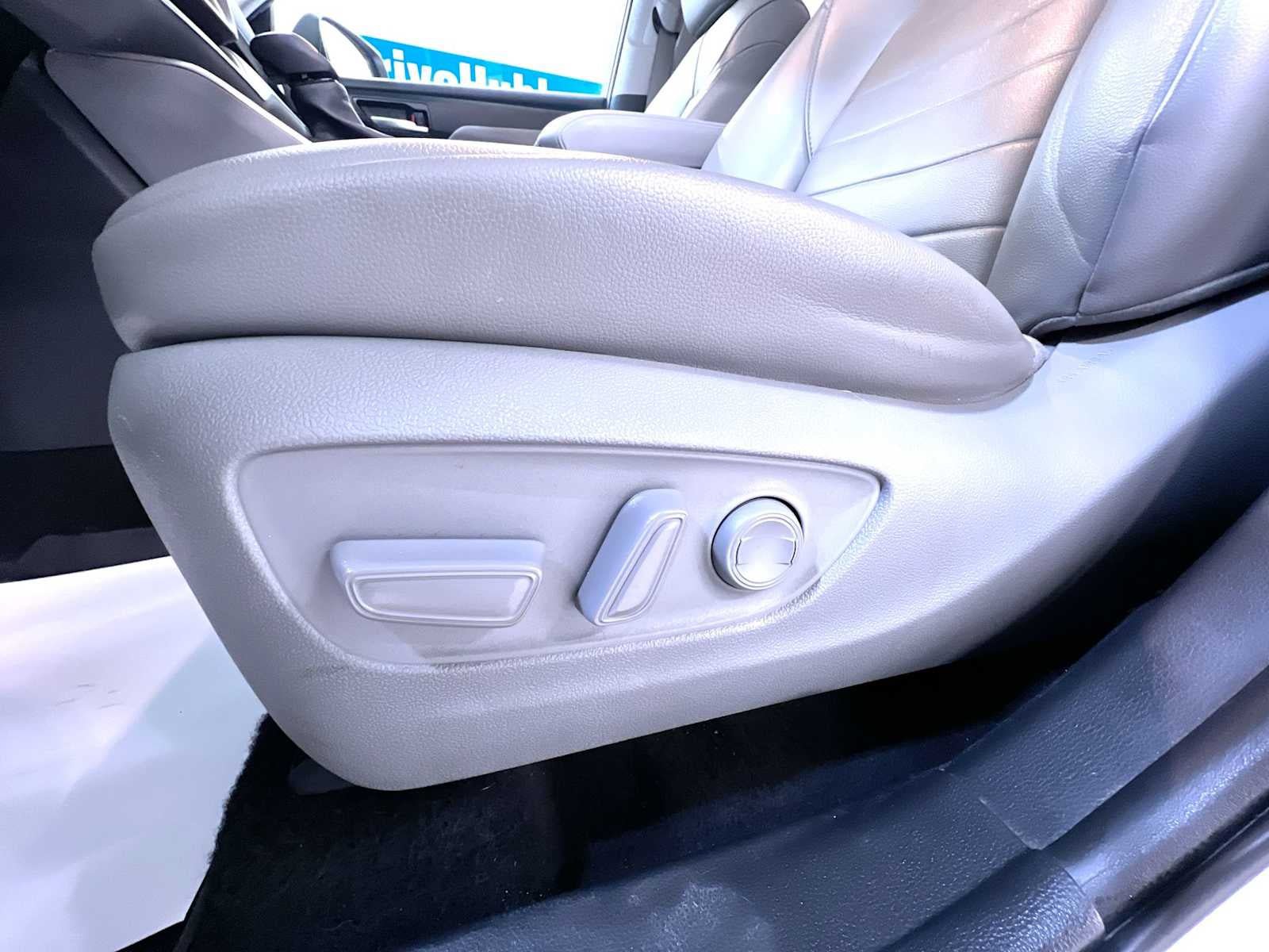 Used 2022 Toyota Highlander XLE AWD/4WD image 13