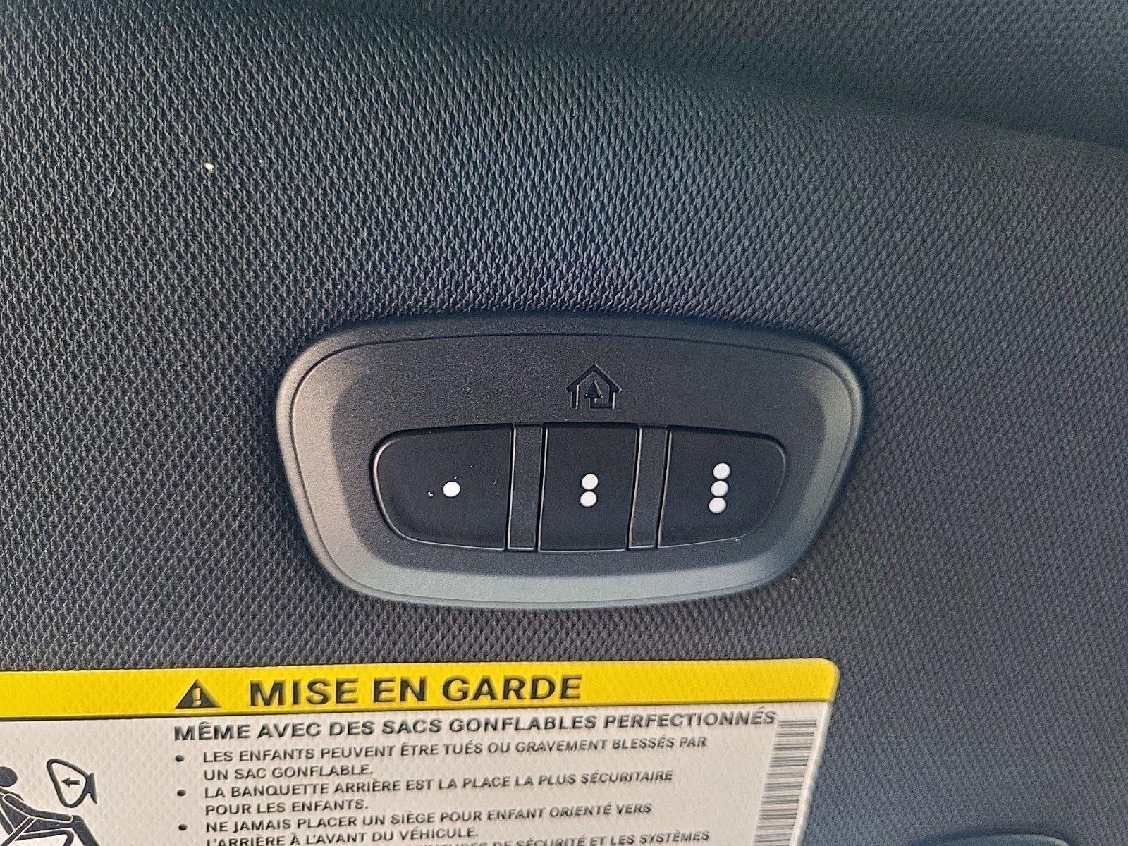 New 2025 Chrysler Pacifica Limited w/ Uconnect Theater Family Group image 14