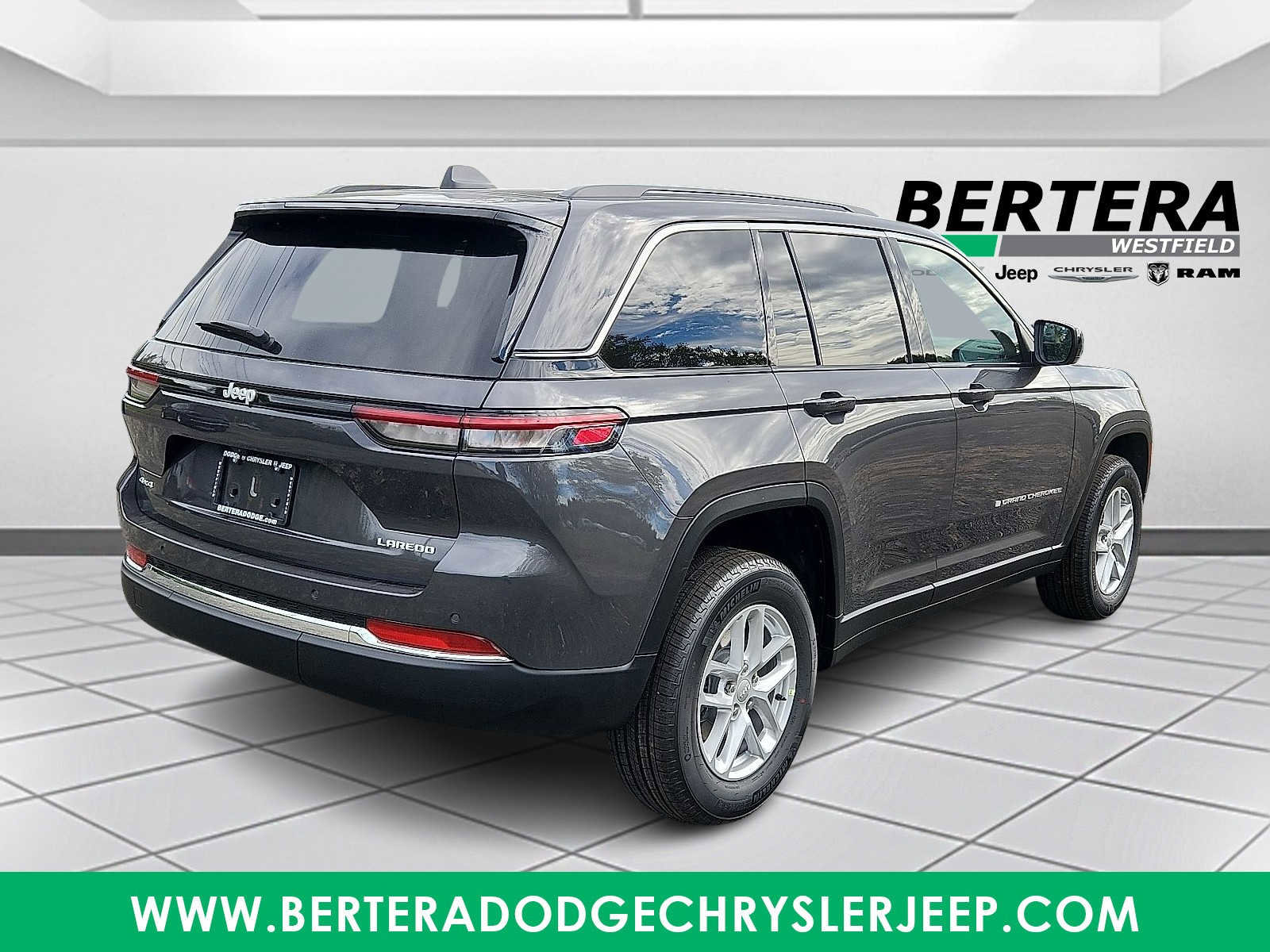 New 2025 Jeep Grand Cherokee Laredo image 4