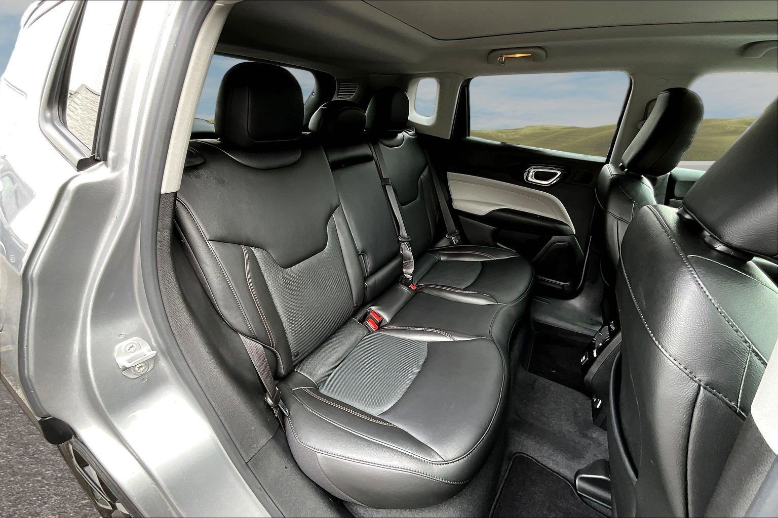 Used 2022 Jeep Compass Limited w/ Sun and Sound Group image 16