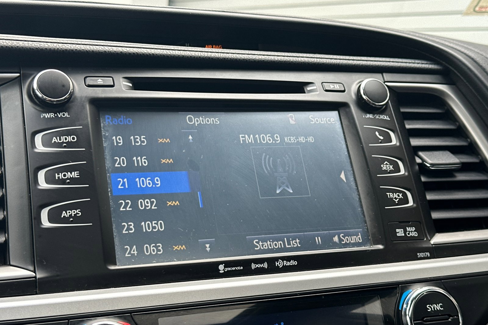 Used 2017 Toyota Highlander XLE image 23