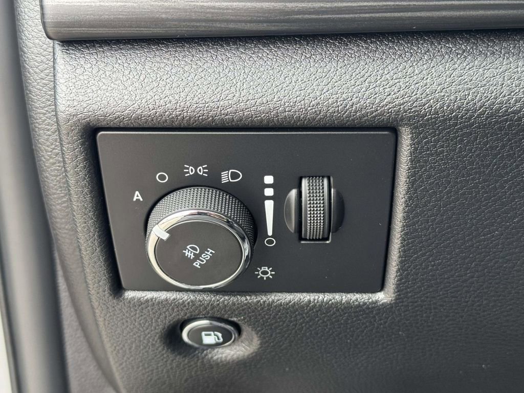 Used 2020 Jeep Grand Cherokee Altitude image 17