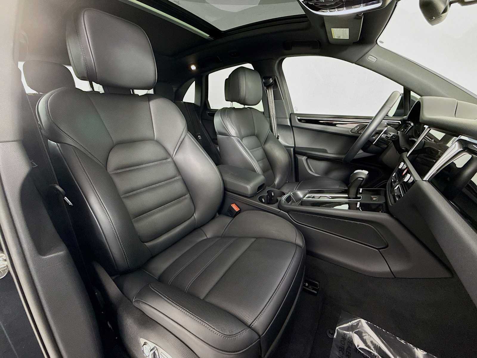 Certified 2025 Porsche Macan AWD/4WD image 28