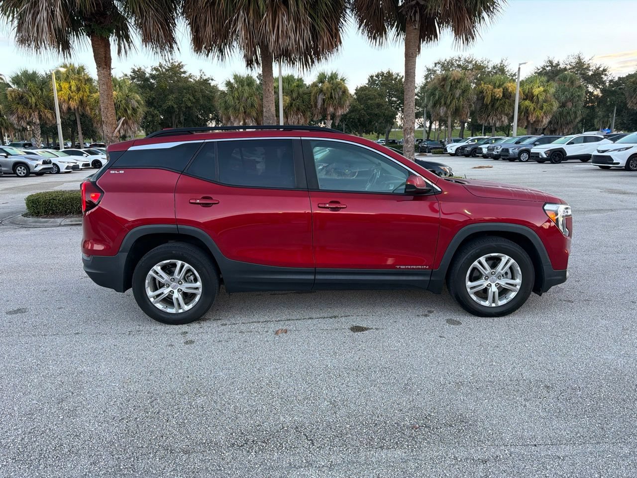 Used 2022 GMC Terrain SLE w/ Driver Convenience Package FWD image 4
