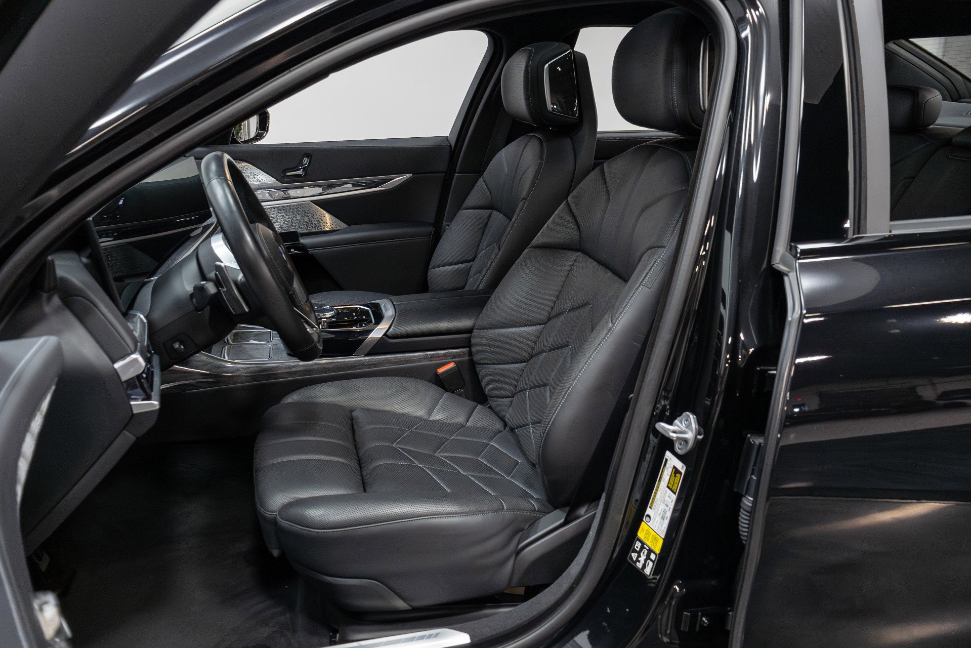 Used 2023 BMW 760i xDrive w/ Executive Package image 4