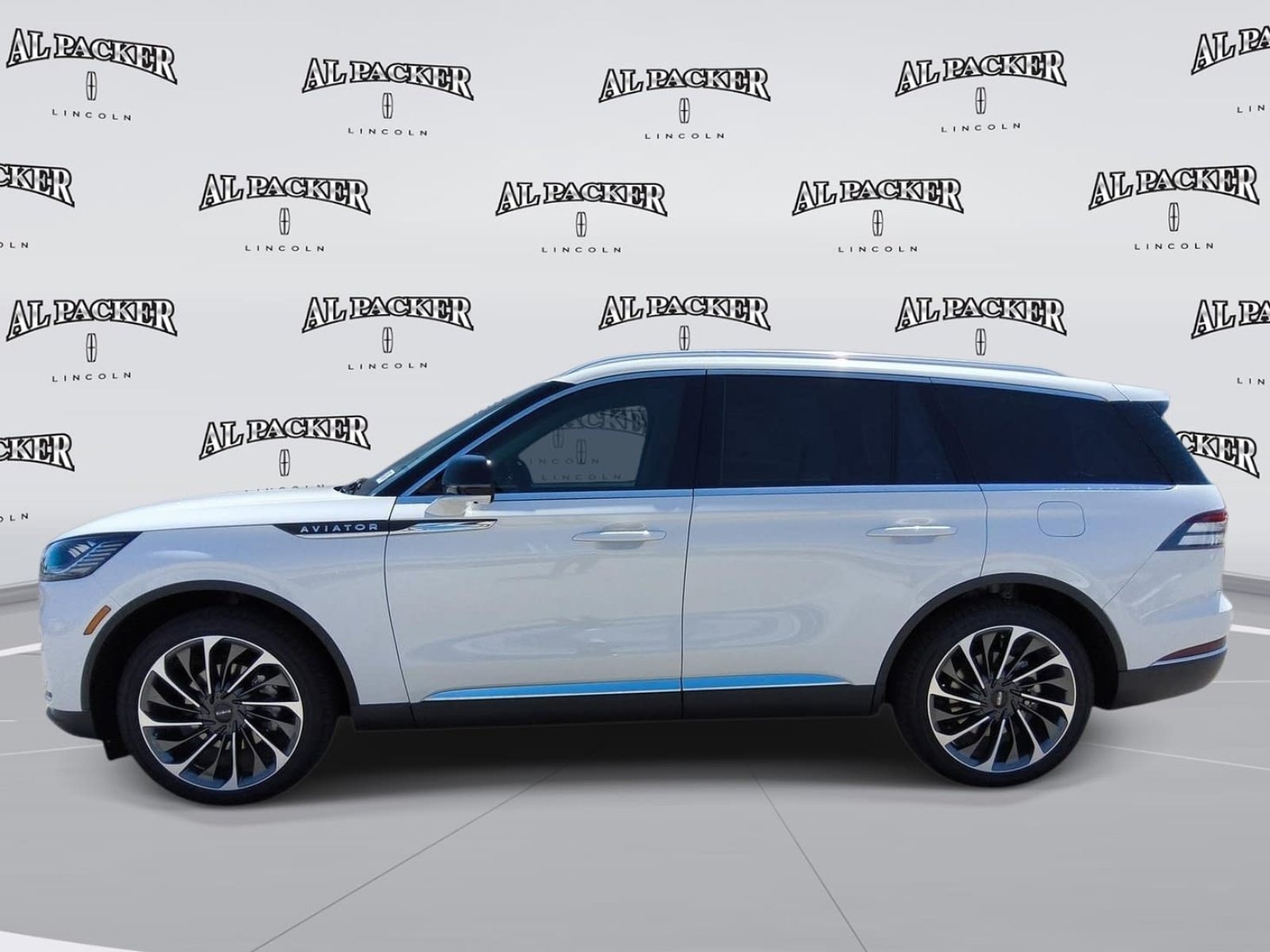 New 2026 Lincoln Aviator Reserve RWD image 2